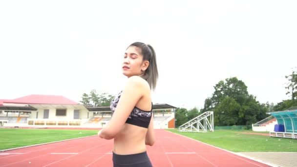 Młody Azji Sportowy Kobieta Robi Ćwiczenia Sport Pole — Wideo stockowe