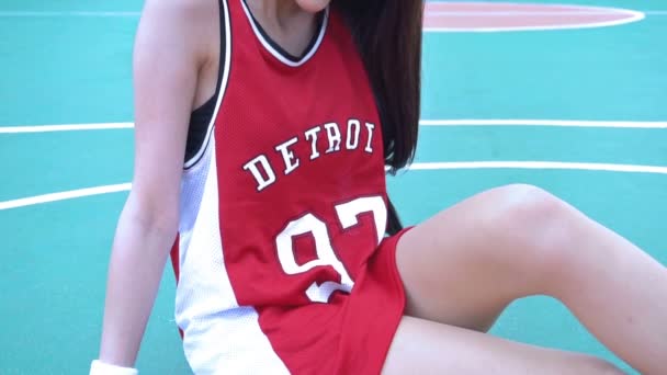 Hermosa Mujer Asiática Posando Campo Baloncesto Tailandia Personas — Vídeos de Stock