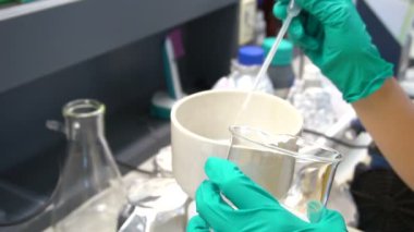 Laboratuvarda çalışan kadın bilim adamı.