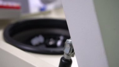 Laboratuvarda çalışan kadın bilim adamı ürünleri geliştirmek için deneyler ve araştırmalar yapıyor.