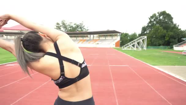 Jong Aziatische Sportieve Vrouw Poseren Sportveld — Stockvideo
