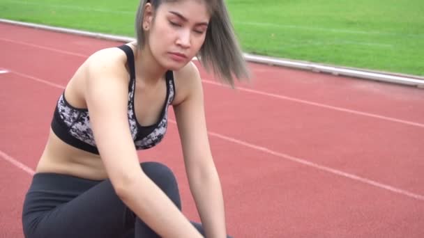 Joven Asiático Deportivo Mujer Posando Deporte Campo — Vídeos de Stock