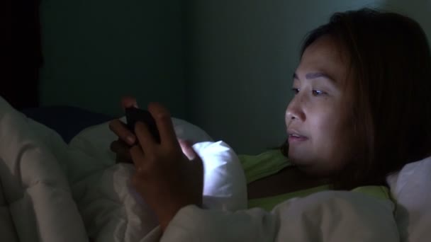 Mulher Asiática Jogando Jogo Smartphone Cama Noite — Vídeo de Stock