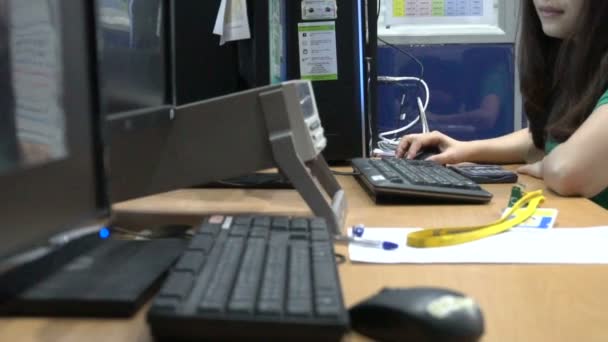 Científica Femenina Trabajando Laboratorio — Vídeo de stock