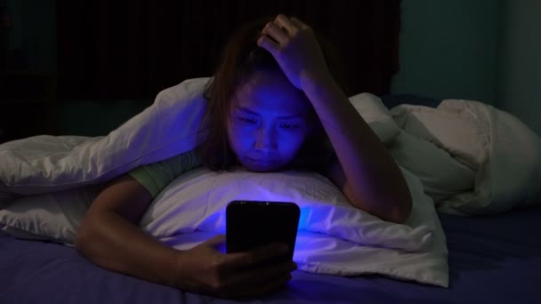 Ασιάτισσα Γυναίκα Παίζει Παιχνίδι Στο Smartphone Στο Κρεβάτι Νύχτα — Αρχείο Βίντεο