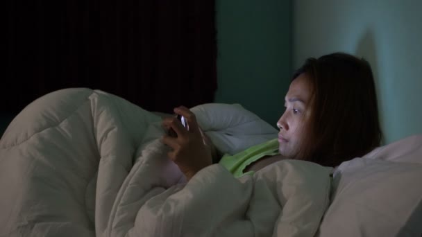 Mujer Asiática Jugando Teléfono Inteligente Cama Por Noche — Vídeo de stock