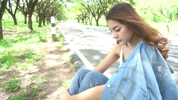 Jovem Bonito Asiático Triste Mulher Sentado Estrada Lado Daytime — Vídeo de Stock