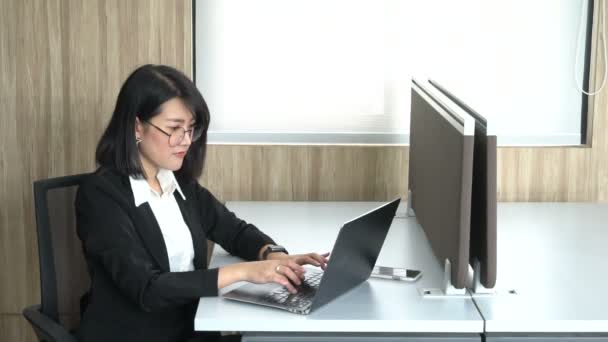 사무실에서 일하는 아시아 여성의 — 비디오