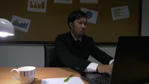 Ασιάτης Επιχειρηματίας Που Εργάζεται Στο Γραφείο — Αρχείο Βίντεο