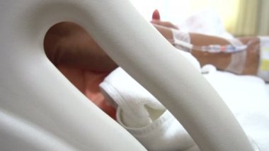 Yaşlı Asyalı kadın hastanede hasta, hastalık konsepti.