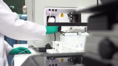 Laboratuvarda çalışan kadın bilim adamı.