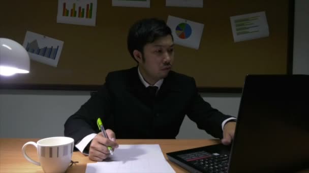 Asiatischer Geschäftsmann Arbeitet Büro — Stockvideo