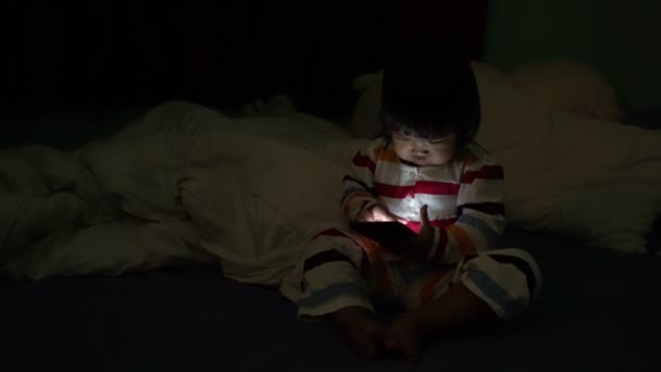 Süße Kleine Asiatische Mädchen Spielen Auf Smartphone Während Sie Bett — Stockvideo