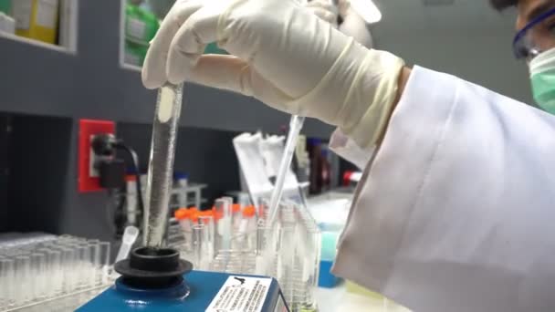 Científica Femenina Trabajando Laboratorio — Vídeos de Stock