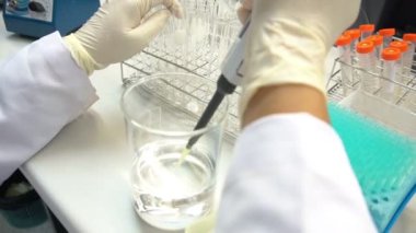 Laboratuvarda çalışan kadın bilim adamı.