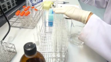 Laboratuvarda çalışan kadın bilim adamı.