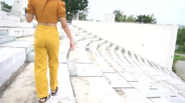 Antik Kolezyum harabelerinde poz veren genç Asyalı kadın 