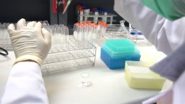 Laboratuvarda çalışan kadın bilim adamı.