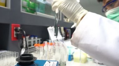 Laboratuvarda çalışan kadın bilim adamı.