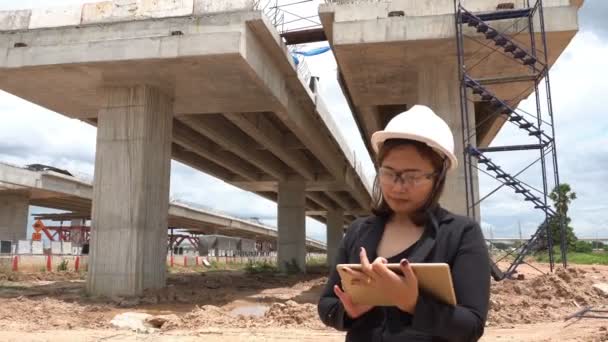 在在建桥梁工地工作的女工程师 — 图库视频影像