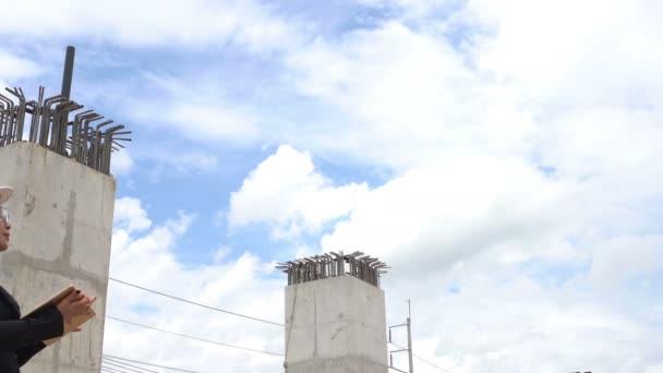 Mulher Engenheira Que Trabalha Local Ponte Construção — Vídeo de Stock