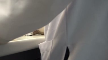 Laboratuvarda çalışan kadın bilim adamı.