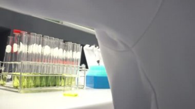 Laboratuvarda çalışan kadın bilim adamı.