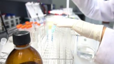 Laboratuvarda çalışan kadın bilim adamı.