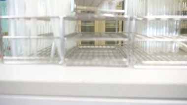 Laboratuvar ekipmanlarının kapatılması, bilim konsepti 