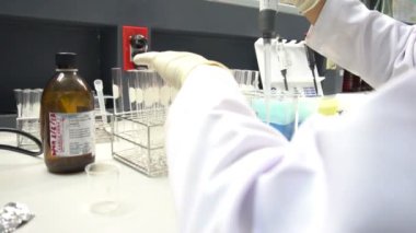 Laboratuvarda çalışan kadın bilim adamı.