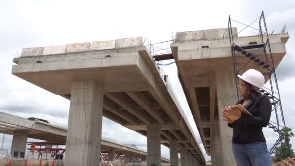 Ingeniero Mujer Que Trabaja Sitio Del Puente Construcción — Vídeos de Stock