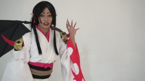 Güzel Asyalı Kız Kostüm Oyunu Animasyonu Giyer Beyaz Arka Planda — Stok video