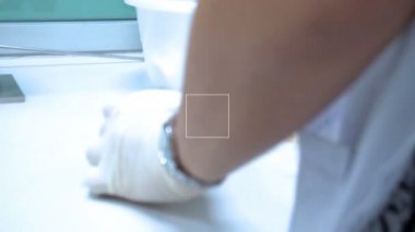 Laboratuvarda çalışan kadın bilim adamı.