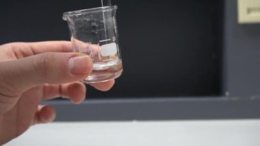 Laboratuvar ekipmanlarının kapatılması, bilim konsepti 