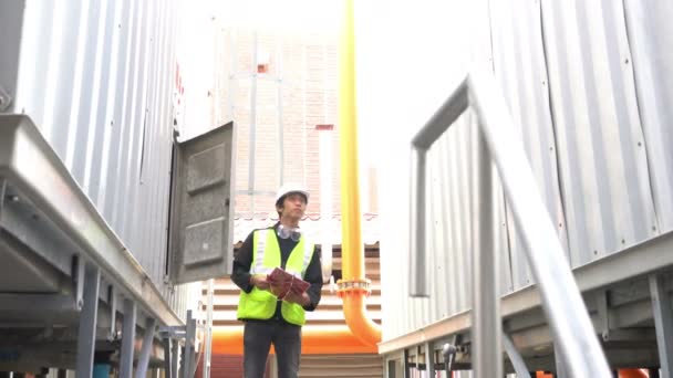 Азійський Інженер Працює Котельнях Обслуговує Перевірку Технічних Даних Обладнання Системи — стокове відео