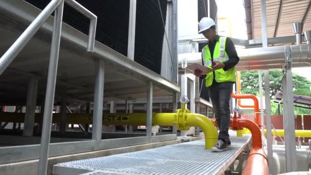 Ingeniero Asiático Trabajando Sala Calderas Comprobación Mantenimiento Los Datos Técnicos — Vídeo de stock