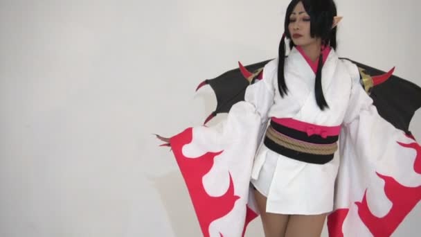 Красивая Азиатская Девушка Носить Cosplay Игры Анимации Позировать Белом Фоне — стоковое видео