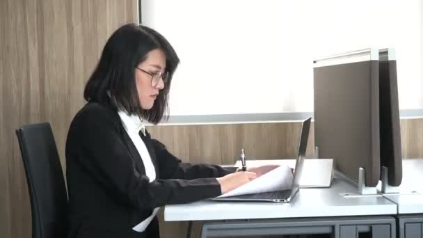 Ofiste Çalışırken Dizüstü Bilgisayarda Yazan Asyalı Kadını — Stok video