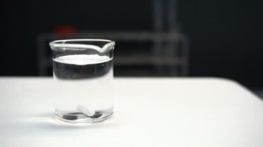 Laboratuvar ekipmanlarının kapatılması, bilim konsepti 