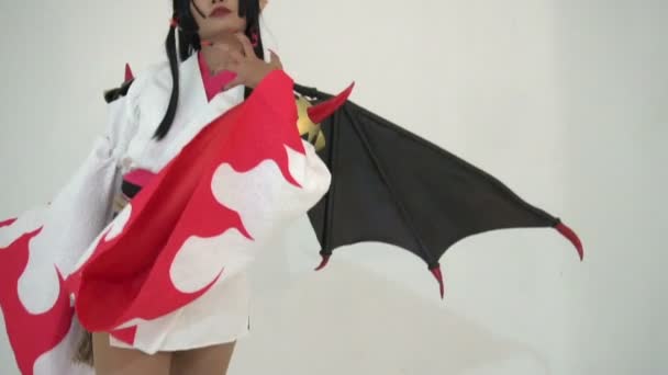 Mooi Aziatisch Meisje Dragen Cosplay Spel Animatie Poseren Witte Achtergrond — Stockvideo
