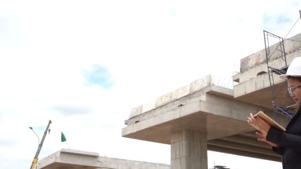 Ingeniero Mujer Que Trabaja Sitio Del Puente Construcción — Vídeos de Stock