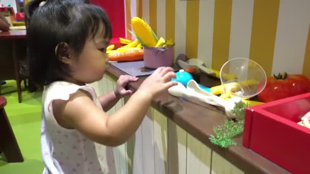 Süße Kleine Asiatische Mädchen Spielen Kinderzimmer — Stockvideo