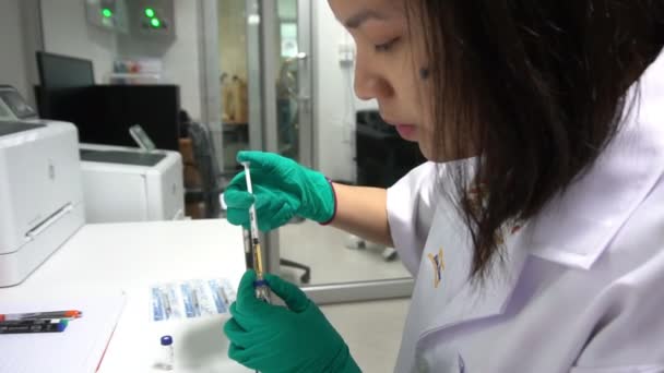 Científica Femenina Trabajando Laboratorio — Vídeos de Stock