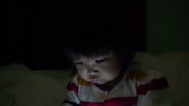 Küçük Tatlı Asyalı Kız Yatakta Yatarken Akıllı Telefonuyla Oynuyor — Stok video