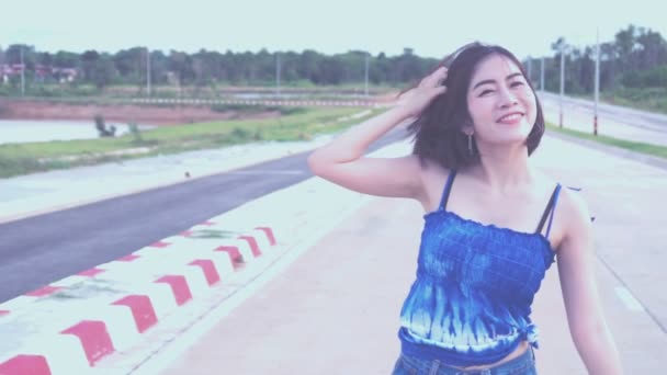 Joven Mujer Asiática Caminando Por Carretera Día — Vídeo de stock