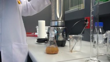 Laboratuvarda çalışan kadın bilim adamı.