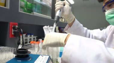 Laboratuvarda çalışan kadın bilim adamı.