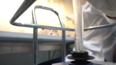 Laboratuvarda çalışan kadın bilim adamı.