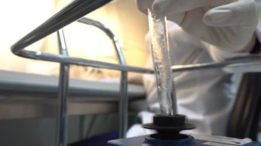 Laboratuvarda çalışan kadın bilim adamı.