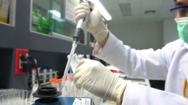 Laboratuvarda çalışan kadın bilim adamı.